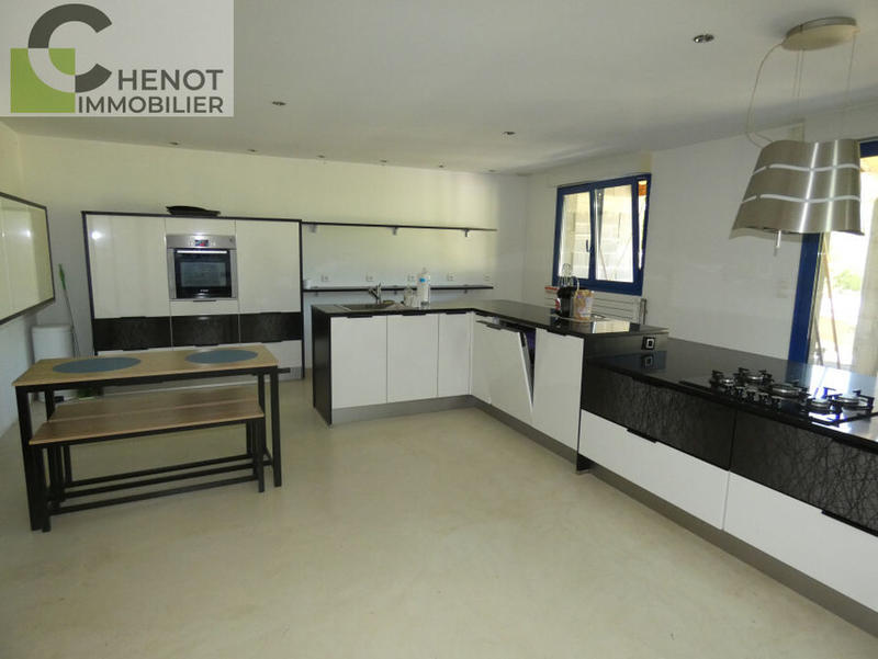 Maison - 236 m² - 5 pièces