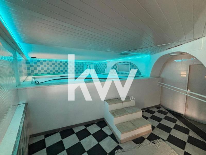 Maison - 2 400 m² - 15 pièces