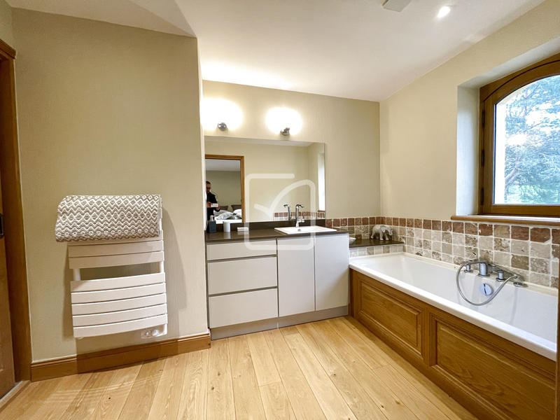 Maison - 435 m² - 9 pièces