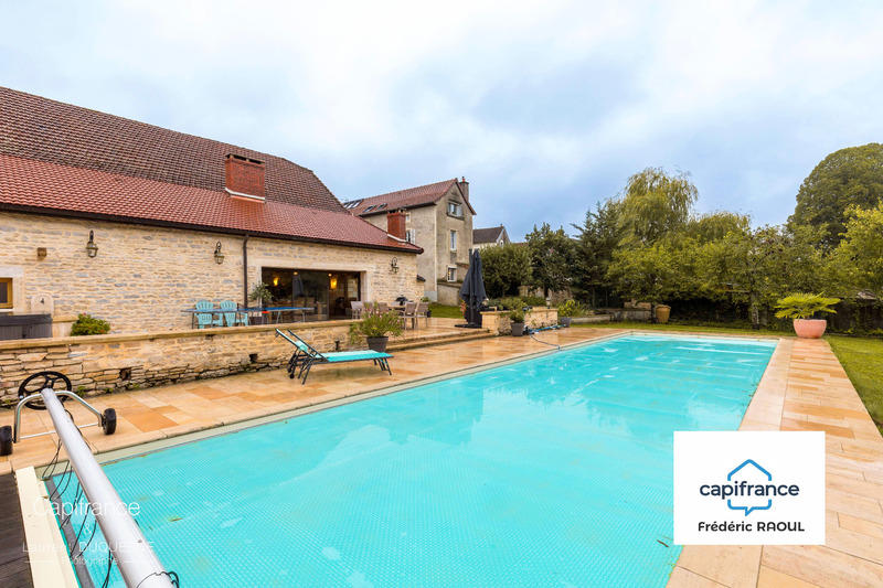 Maison - 240 m² - 8 pièces