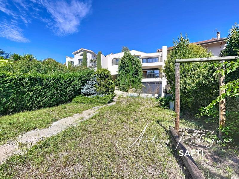 Maison - 217 m² - 6 pièces