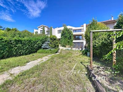 Maison - 217 m² - 6 pièces