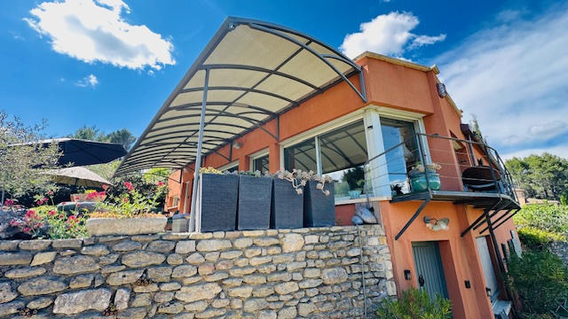 Propriété - 220 m² - 9 pièces