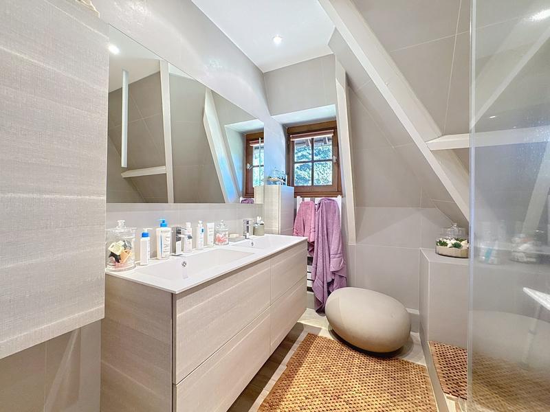 Maison - 238 m² - 9 pièces