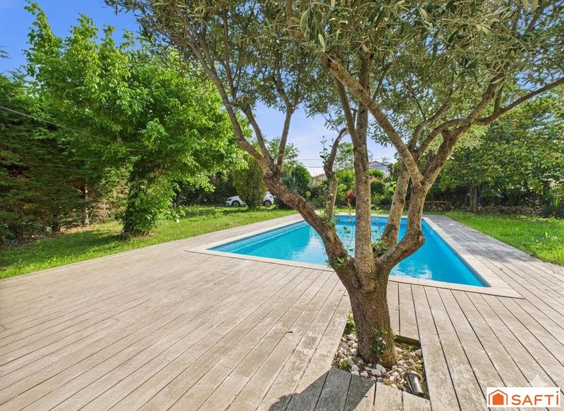 Maison - 220 m² - 8 pièces