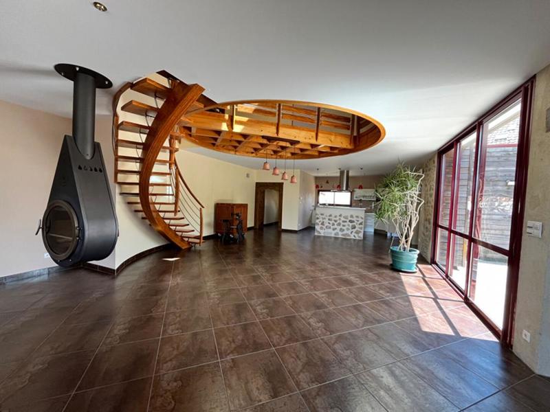 Maison - 240 m² - 4 pièces