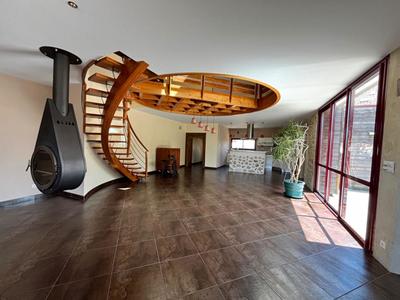 Maison - 240 m² - 4 pièces