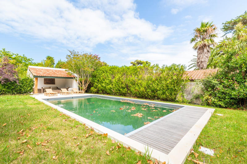 Maison - 240 m² - 8 pièces