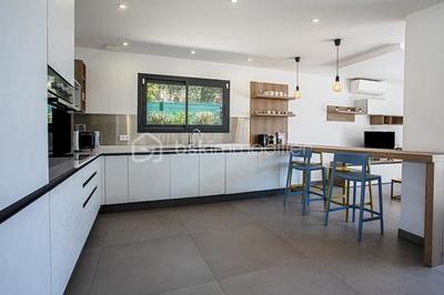 Maison - 300 m² - 10 pièces