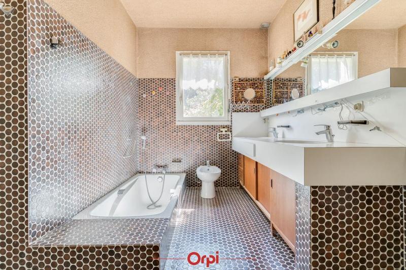 Propriété - 205 m² - 6 pièces