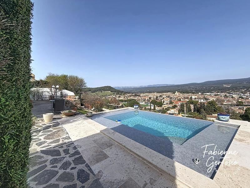 Maison - 204 m² - 5 pièces