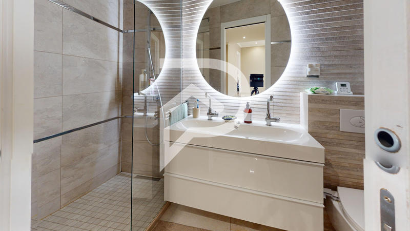 Maison - 235 m² - 8 pièces