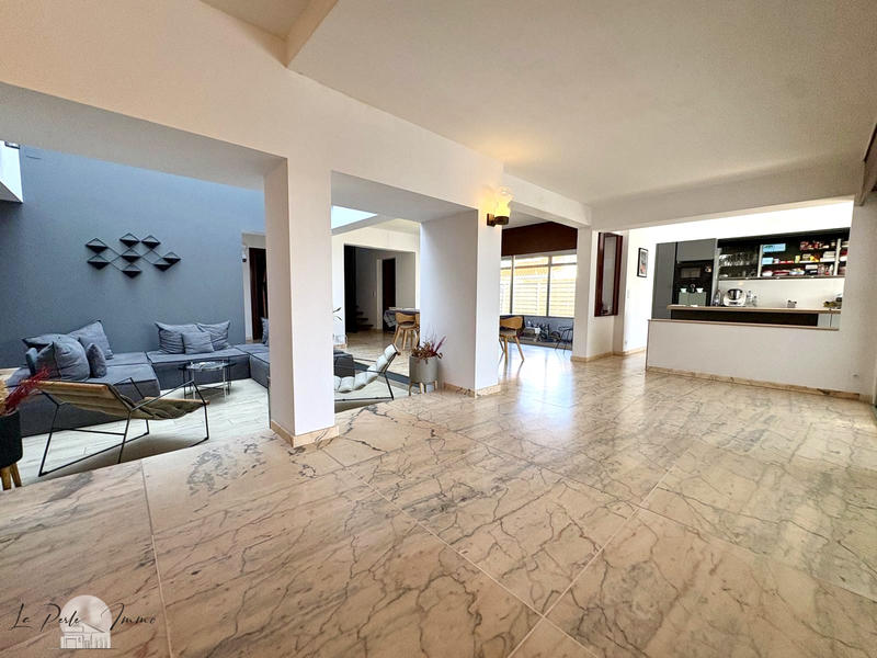 Villa - 300 m² - 7 pièces