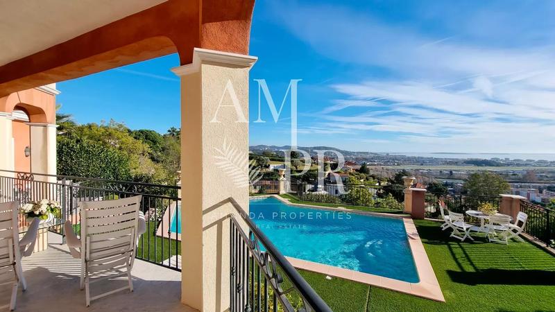 Villa - 220 m² - 8 pièces