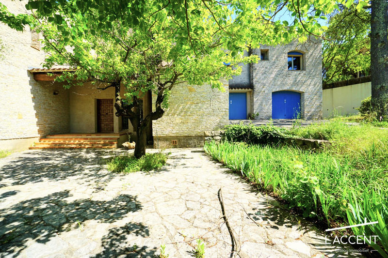 Maison - 435 m² - 8 pièces