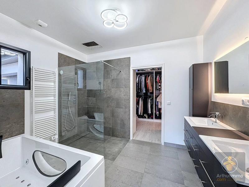 Maison - 210 m² - 8 pièces