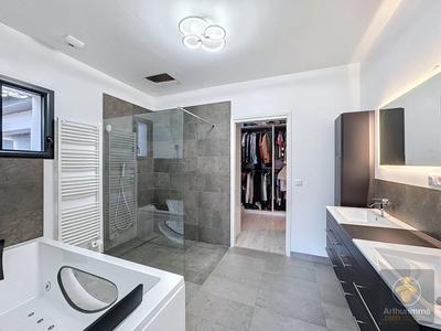 Maison - 210 m² - 8 pièces