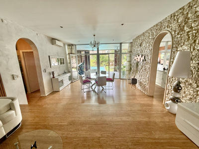 Maison - 300 m² - 5 pièces