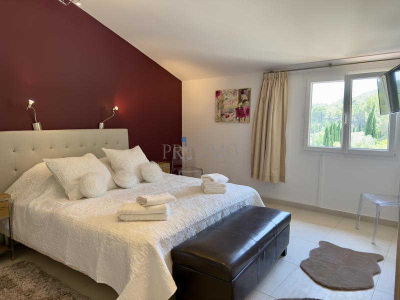 Villa - 242 m² - 6 pièces