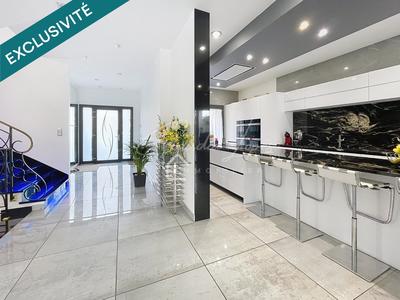 Maison - 368 m² - 9 pièces