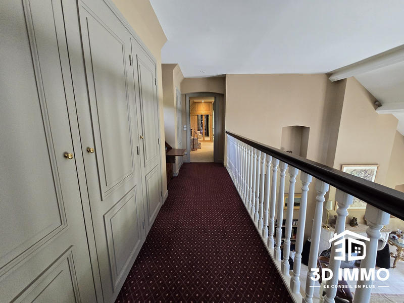 Maison - 275 m² - 12 pièces