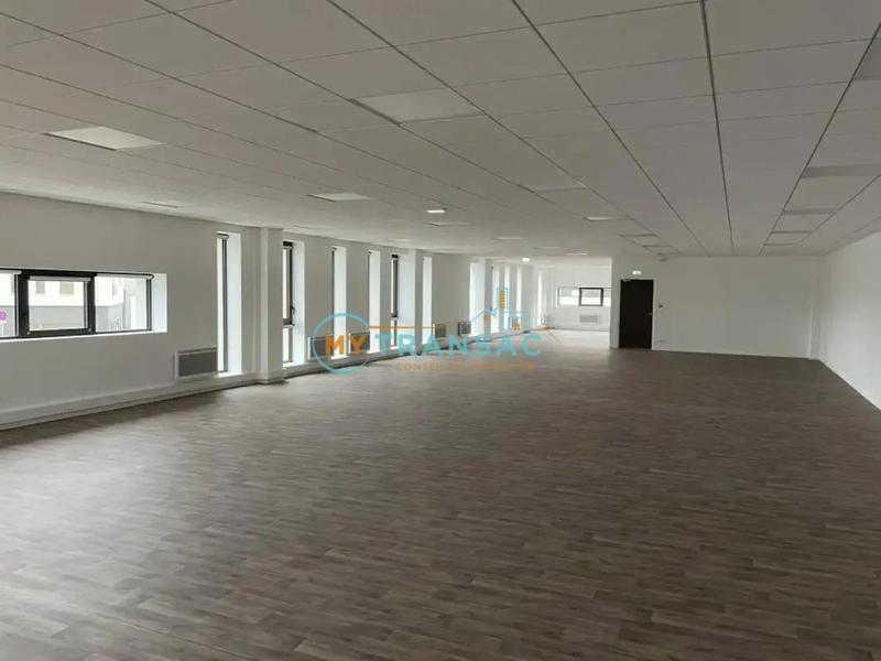 Entrepôt - 1 636 m²