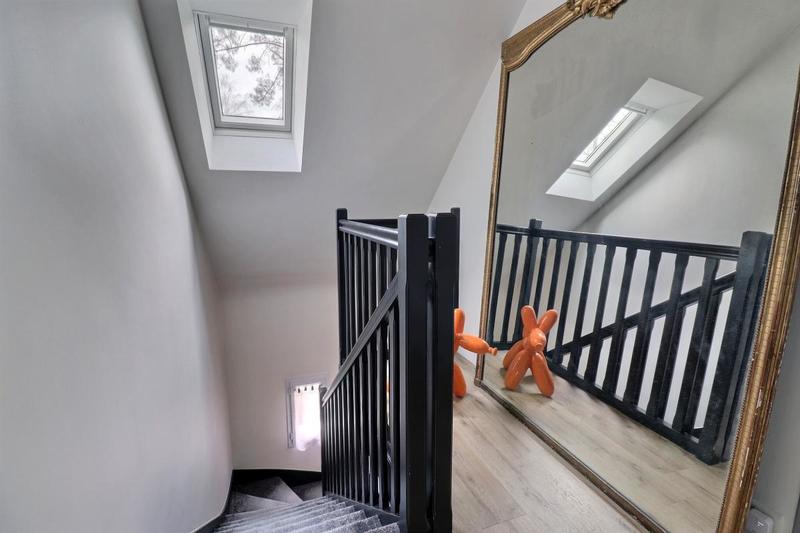 Maison - 239 m² - 8 pièces