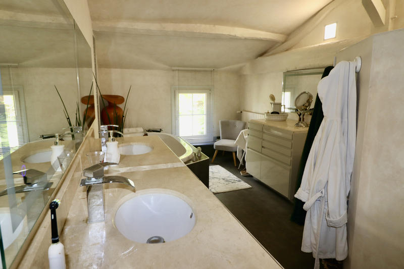 Maison - 460 m² - 9 pièces