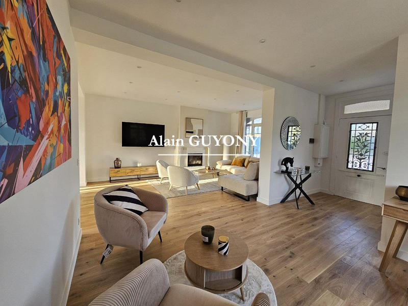 Maison - 214 m² - 10 pièces