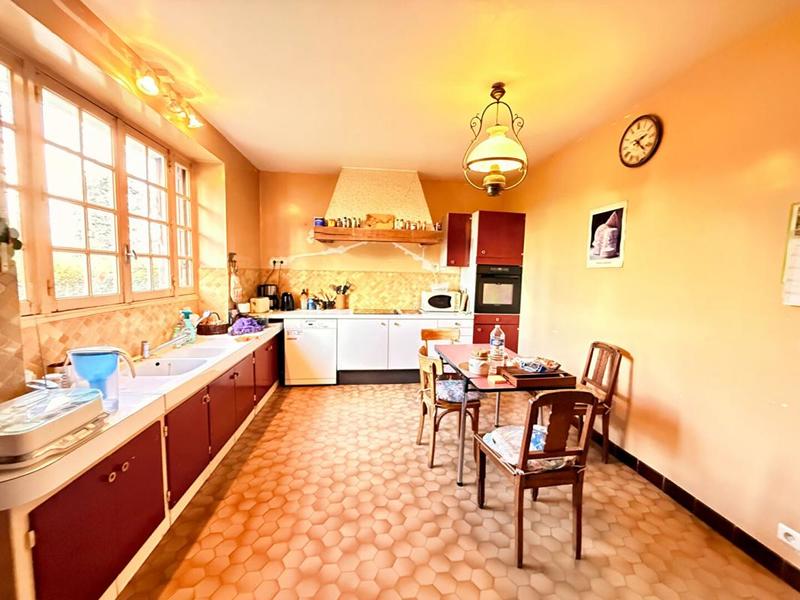 Maison - 270 m² - 12 pièces