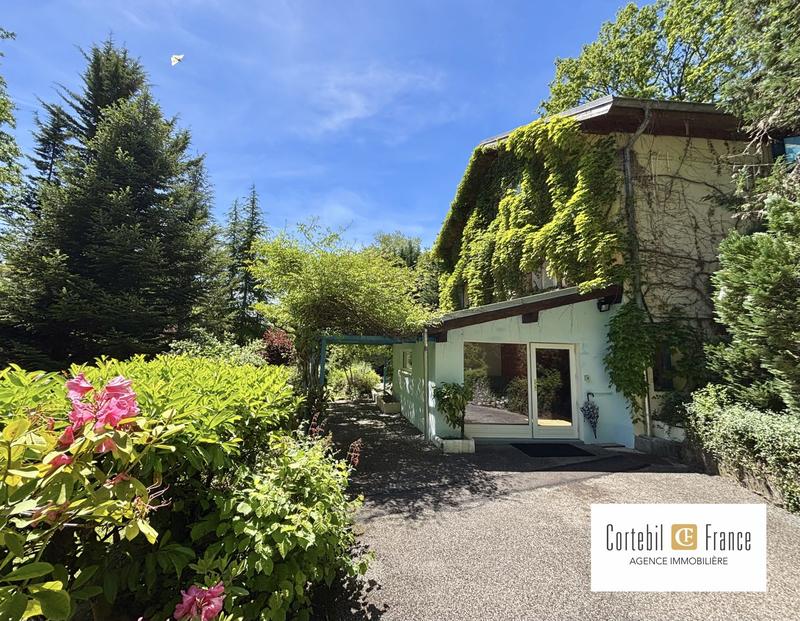 Villa - 251 m² - 8 pièces