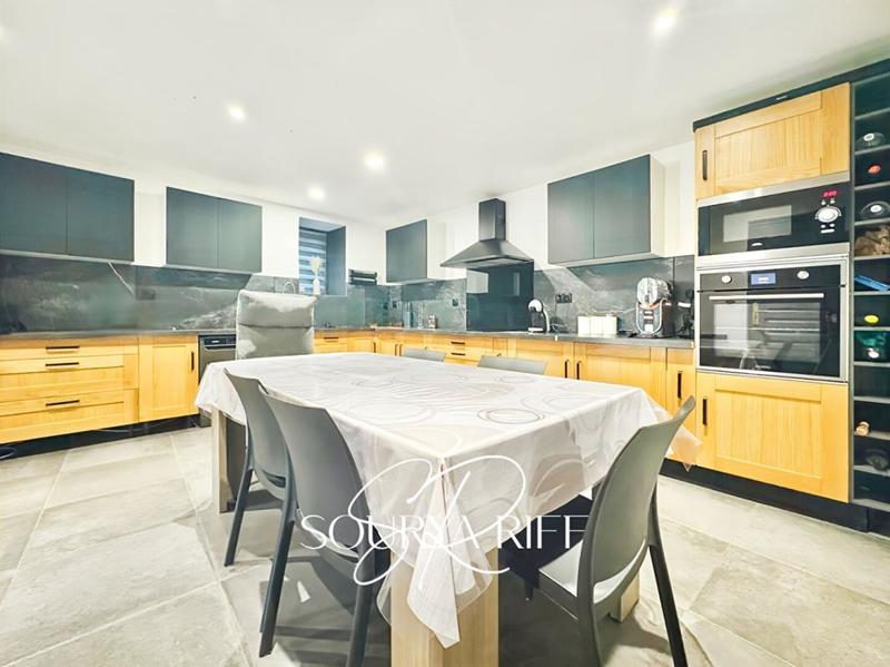 Maison - 200 m² - 7 pièces