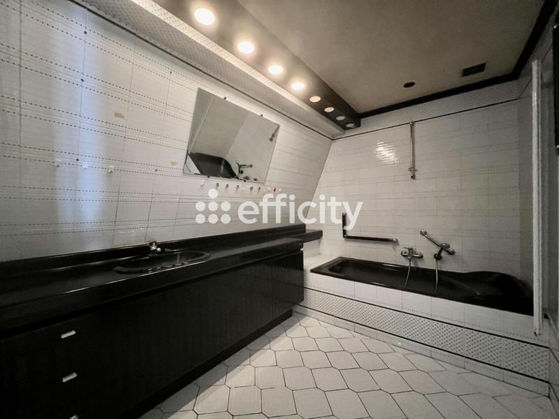 Maison - 270 m² - 11 pièces