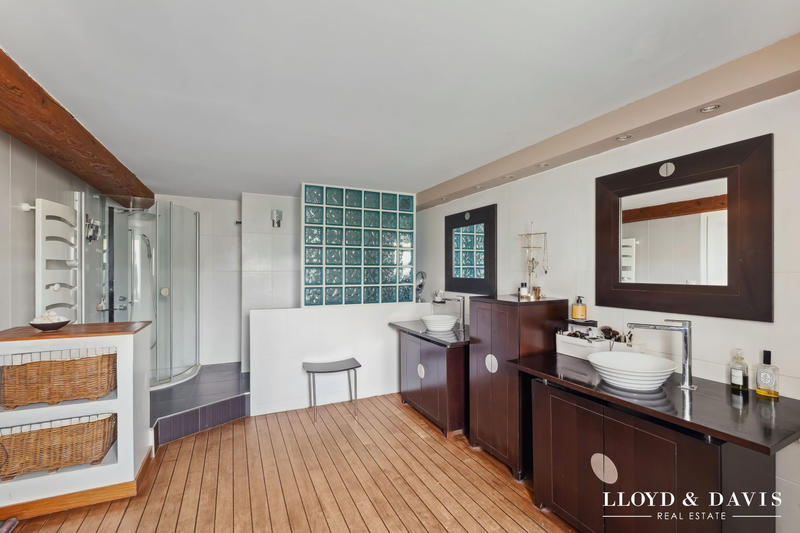 Maison - 280 m² - 9 pièces