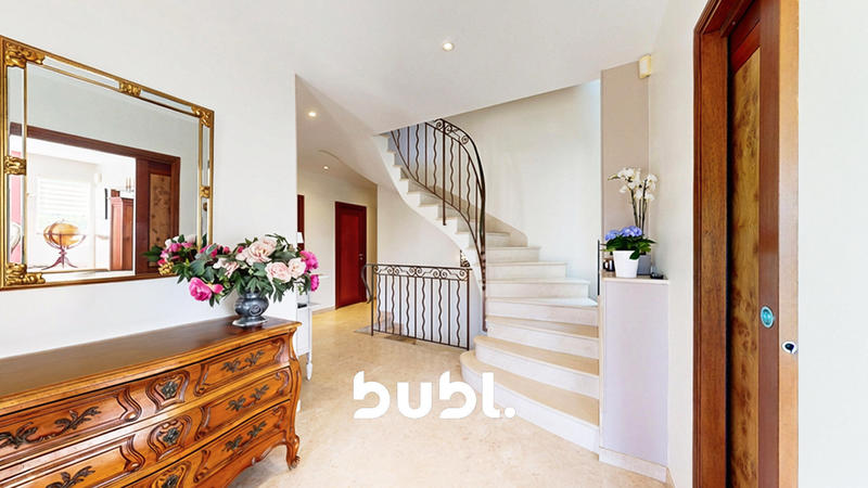 Maison - 302 m² - 12 pièces