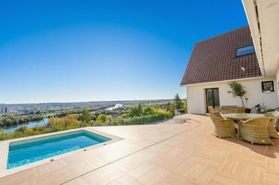 Maison - 275 m² - 9 pièces