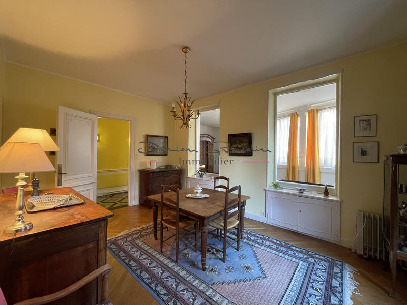 Propriété - 240 m² - 11 pièces