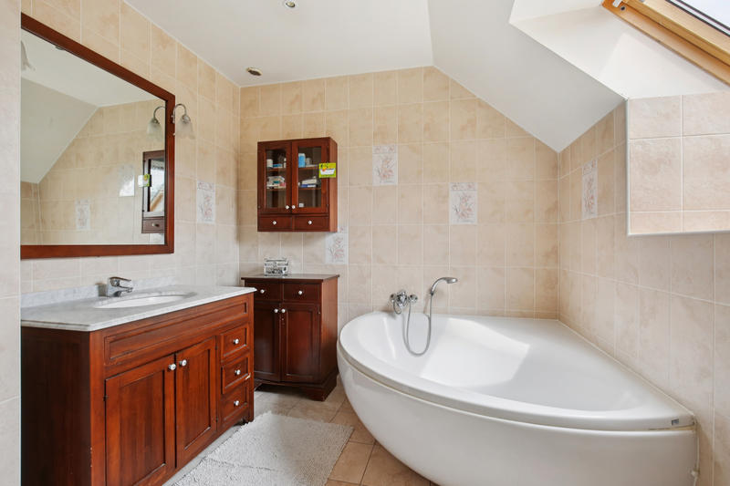 Maison - 240 m² - 8 pièces