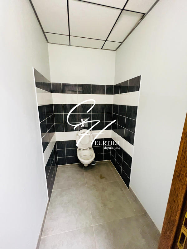 Local commercial - 99 m² - 5 pièces