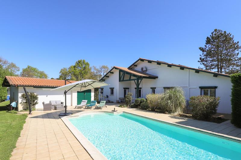 Maison traditionnelle - 245 m² - 10 pièces