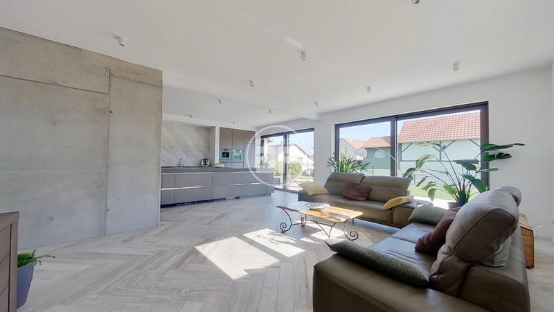 Maison - 215 m² - 6 pièces