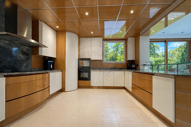 Maison - 400 m² - 11 pièces