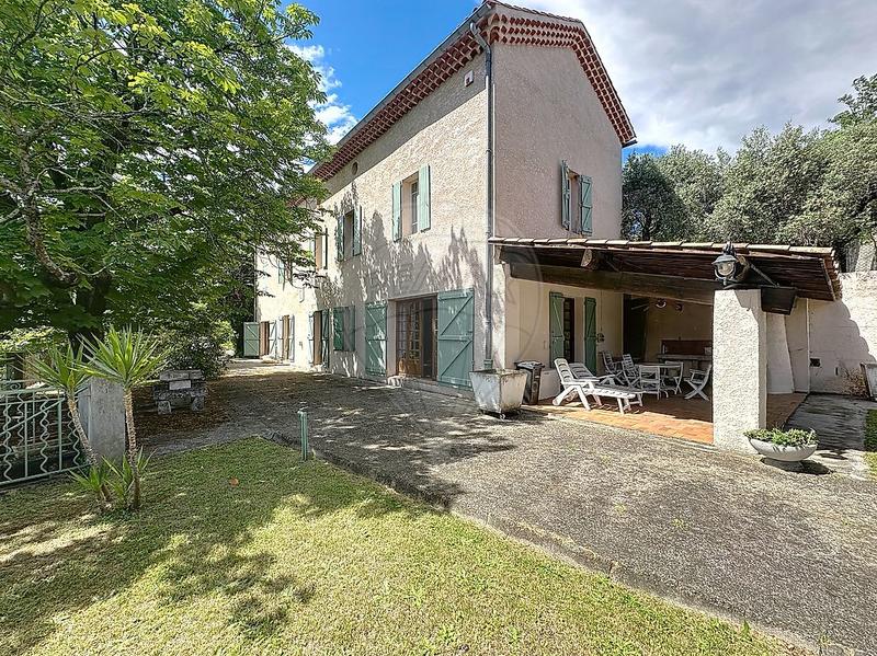 Maison - 243 m² - 9 pièces