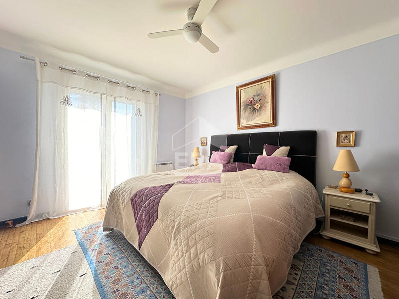 Maison - 270 m² - 9 pièces