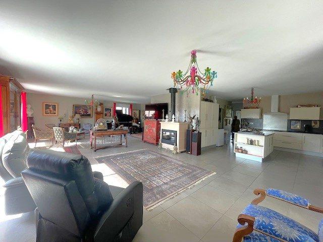 Maison - 222 m² - 7 pièces