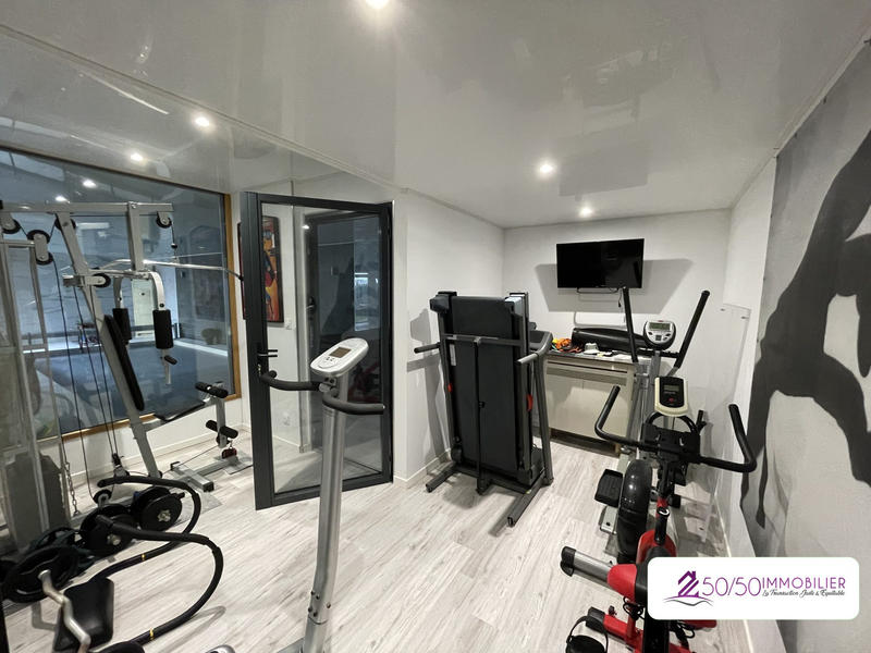 Maison - 252 m² - 9 pièces