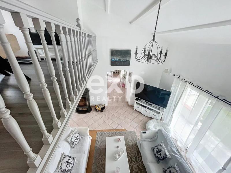 Maison - 235 m² - 8 pièces