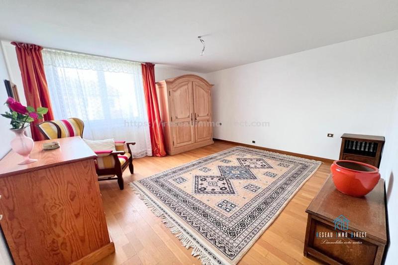 Maison traditionnelle - 222 m² - 7 pièces