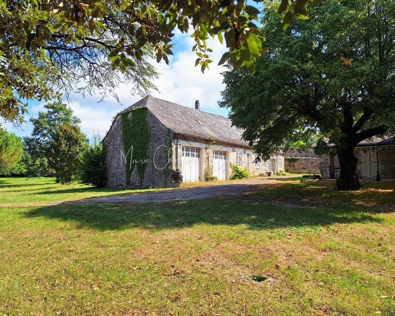 Maison - 222 m² - 8 pièces