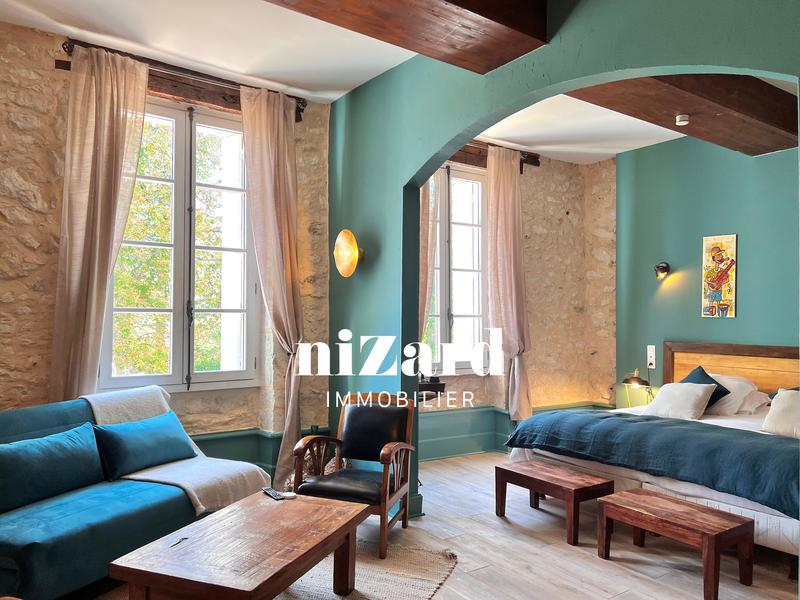 Propriété - 1 840 m² - 40 pièces